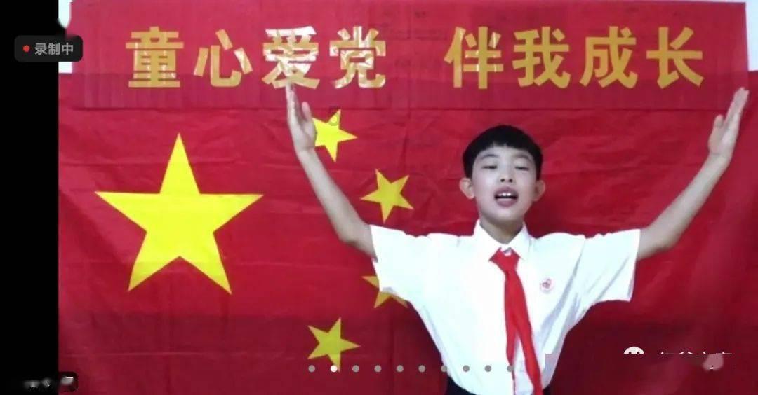 56岁好莱坞女星妮可基德曼，寒风中大秀露背裙，无视服装争议